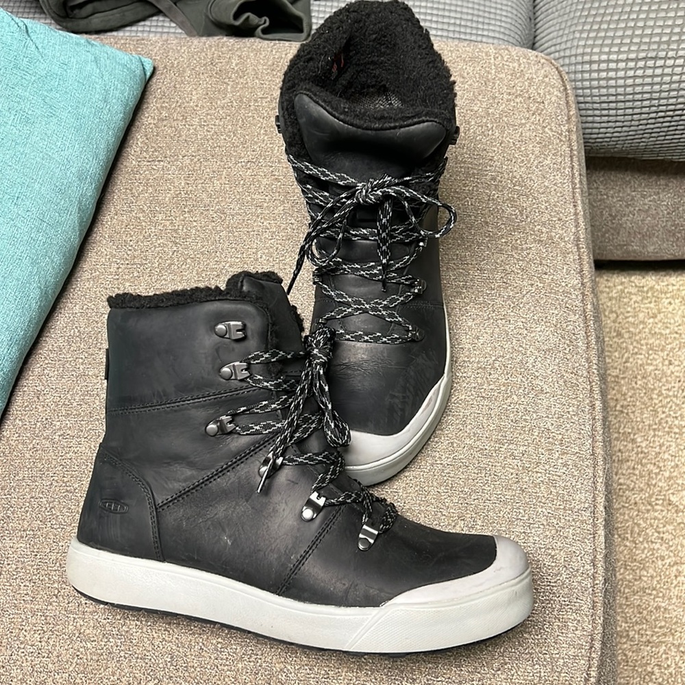 Women’s Keen Elena boots. Like new condition.